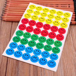 540pcs Färgrik Runda Leende Ansikte Emoji Klistermärken Dekal Barn Barn Lärare Beröm Merit Hem Kontor